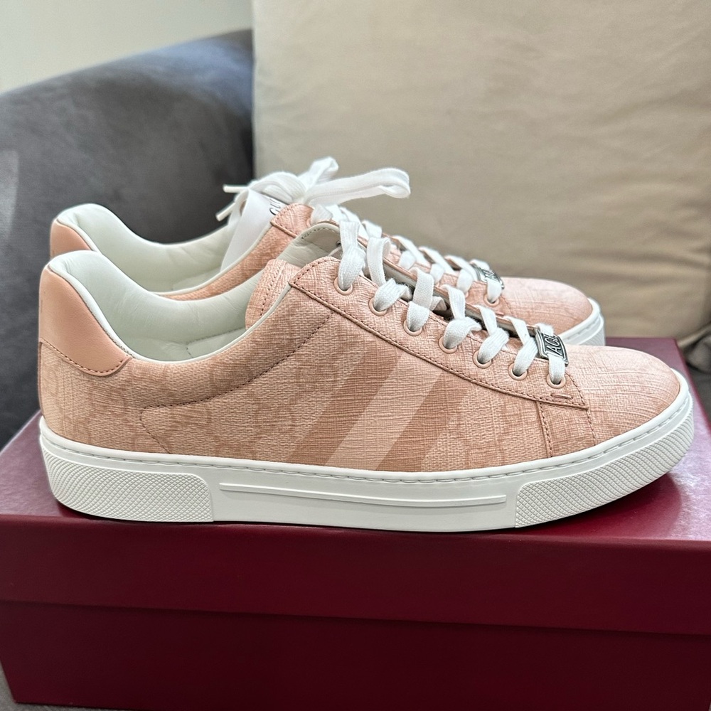 Gucci Women's Pink Lace-Up Sneakers